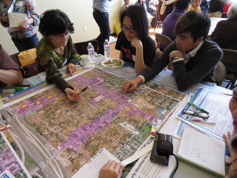group around map pointing WEB 768x576